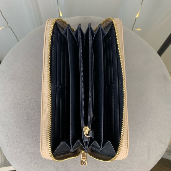 Love Moschino wallet tan with gold hardware - Picture 3 of 4